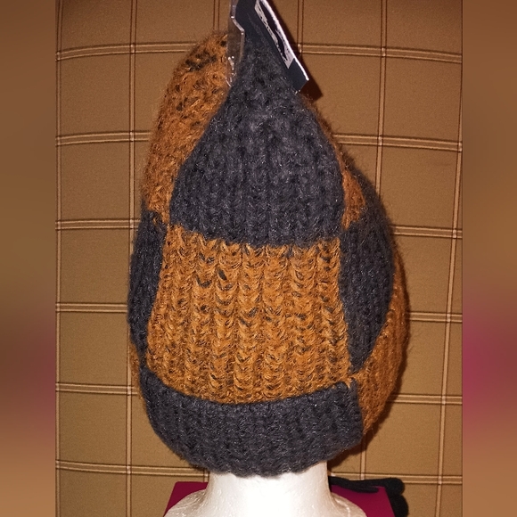 New Universal Thread Designer Hat w/2 pair of Free 🧤 - Picture 2 of 3